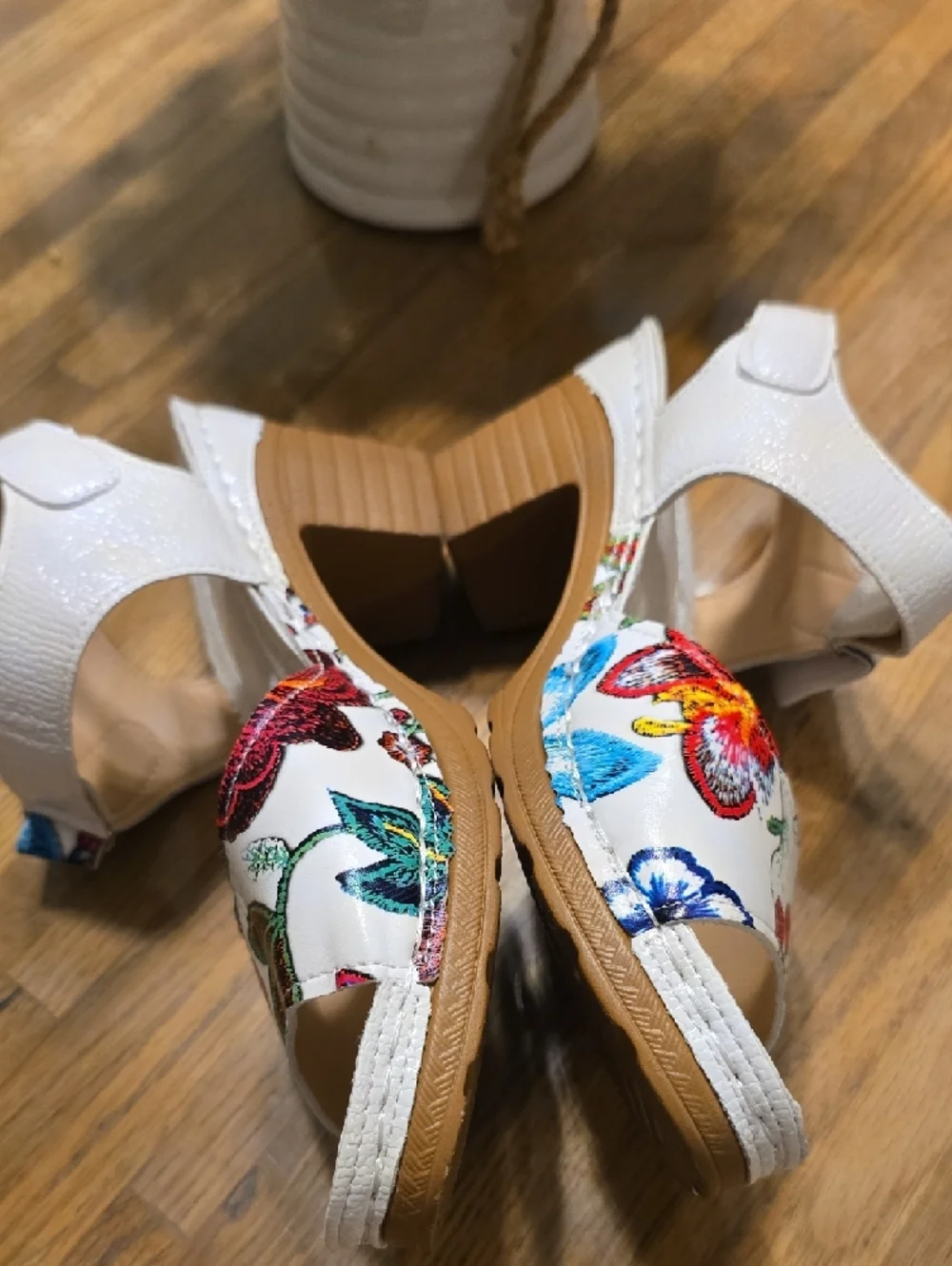 Source Unknown White Sandals with Multicolor Floral Print